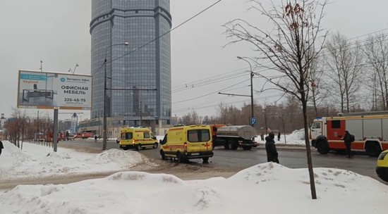 Дрон врезался в элитный ЖК в Казани: видео с места