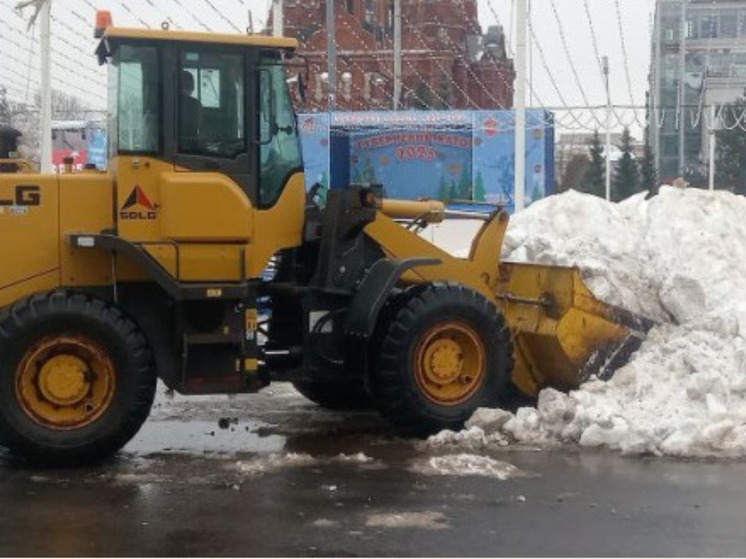 В Туле коммунальные службы круглосуточно очищают улицы от снега