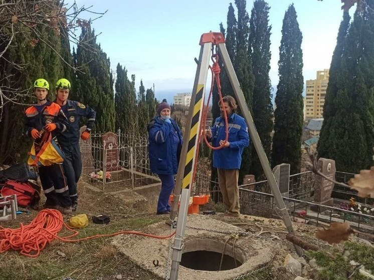 В Алупке спасли пожилого мужчину, упавшего в колодец