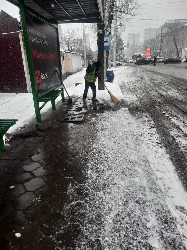 "Тазалык" приступил к уборке снега в Бишкеке