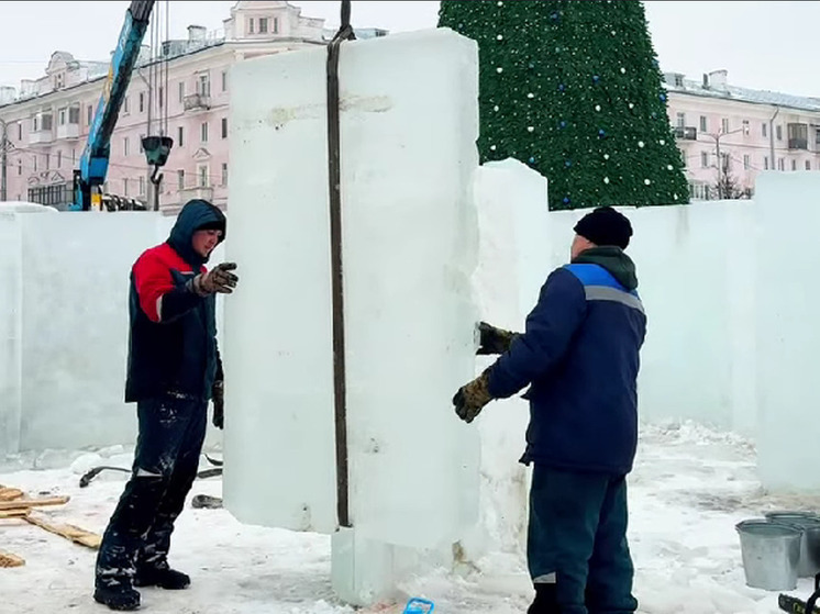 Ледяной городок строят на главной площади Новомосковска