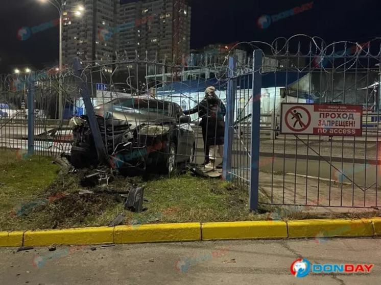 В районе Главного автовокзала в Ростове девушка на машине врезалась в забор