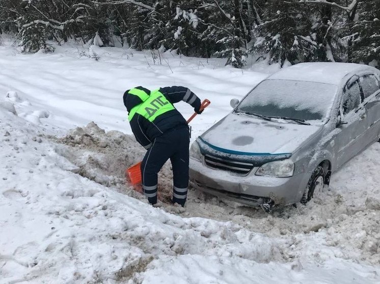 Госавтоинспекторы спасли из снежного плена калужскую автоледи