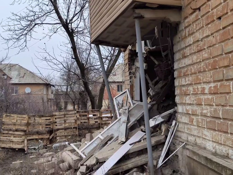 В Макеевке в жилом доме обрушилась стена