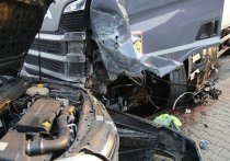 В Барнауле водитель легкового автомобиля не заметил припаркованную фуру и врезался в нее. Это случилось районе дома номер 57, по улице Малахова.