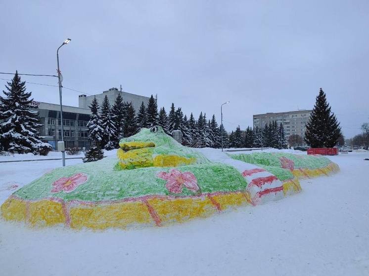 В центре Кузнецка появилась большая снежная змея