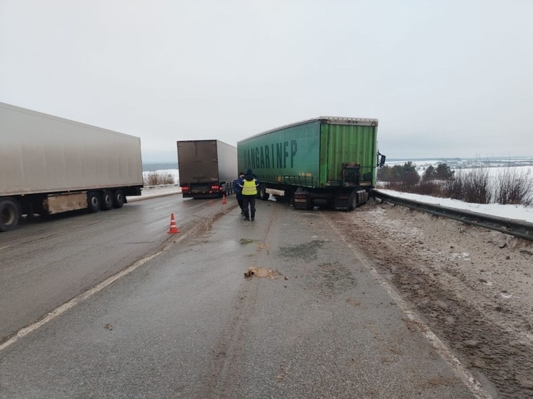 На Пермском тракте фура врезалась в отбойник, введено реверсивное движение