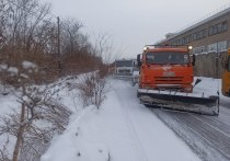 Сегодня 22 декабря очисткой барнаульских дорог занимаются 110 единиц снегоуборочной техники.