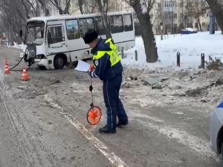 Четыре человека пострадали при наезде автобуса на дерево в Екатеринбурге