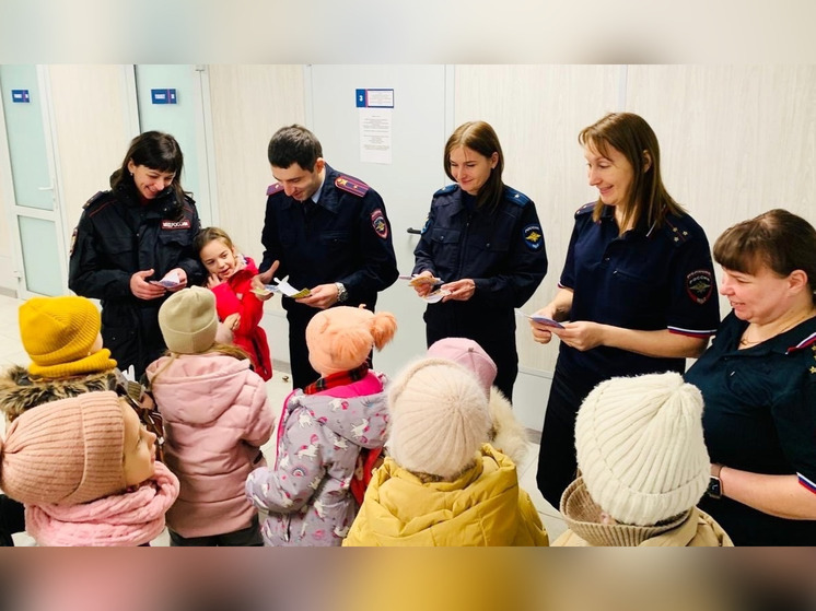 Хвойнинские первоклассники поздравили полицейских с наступающим Новым годом