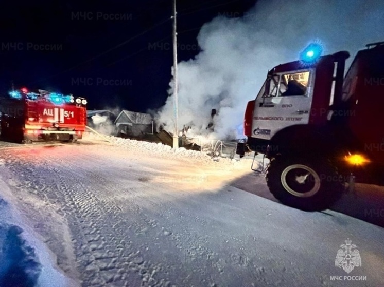 На севере Свердловской области при пожаре в частном доме погибли два человека