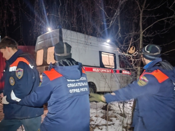 Машина скорой помощи с пациентом застряла на замёрзшей грунтовке под Рязанью