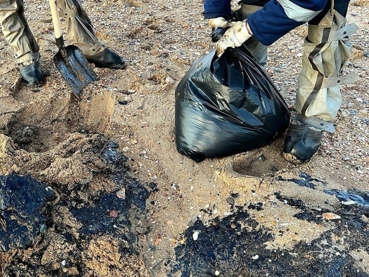  Больше всего мазута оказалось на пляже детского лагеря в Анапе