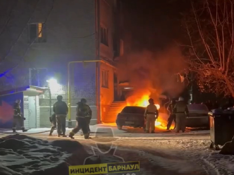 В Барнауле на проспекте Ленина вспыхнул автомобиль