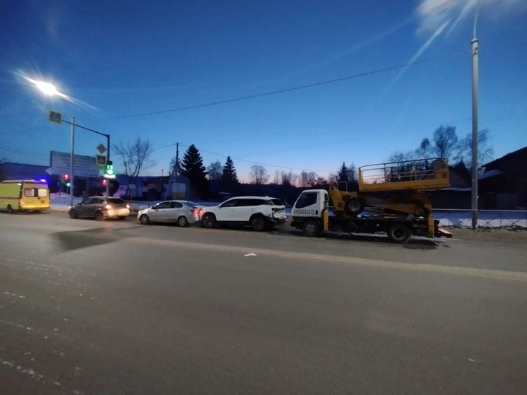 В Заельцовском районе Новосибирска пострадали два человека в массовом ДТП