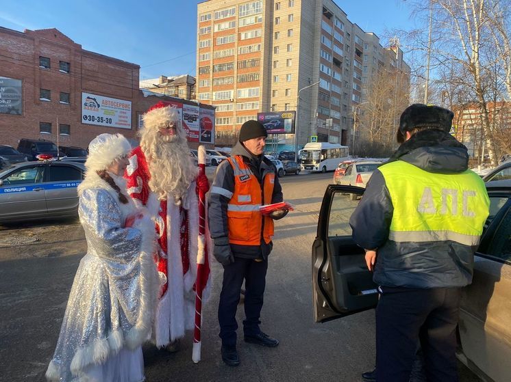 В Томске Дед Мороз и Снегурочка встречали водителей на Степановском переезде