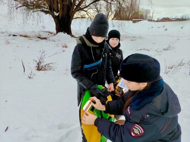 Новгородская ГИБДД напомнила о недопустимости кататься с горок рядом с дорогой