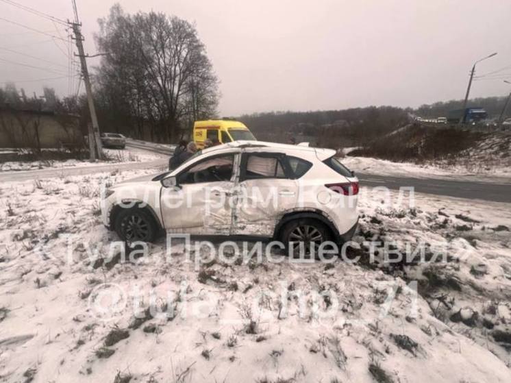 На Щекинском шоссе рейсовый автобус влетел в бок «Мазды»