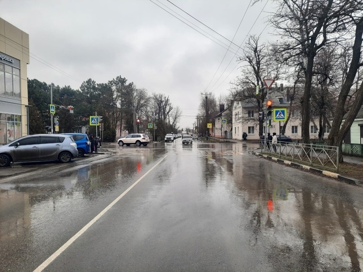 В Азове Ростовской области неопытный автомобилист сбил на пешеходном переходе 11-летнюю девочку