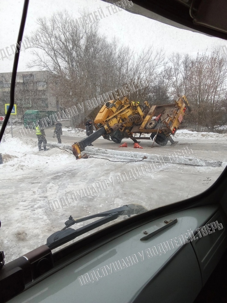 Бери ношу по себе: в Твери опрокинулась автовышка