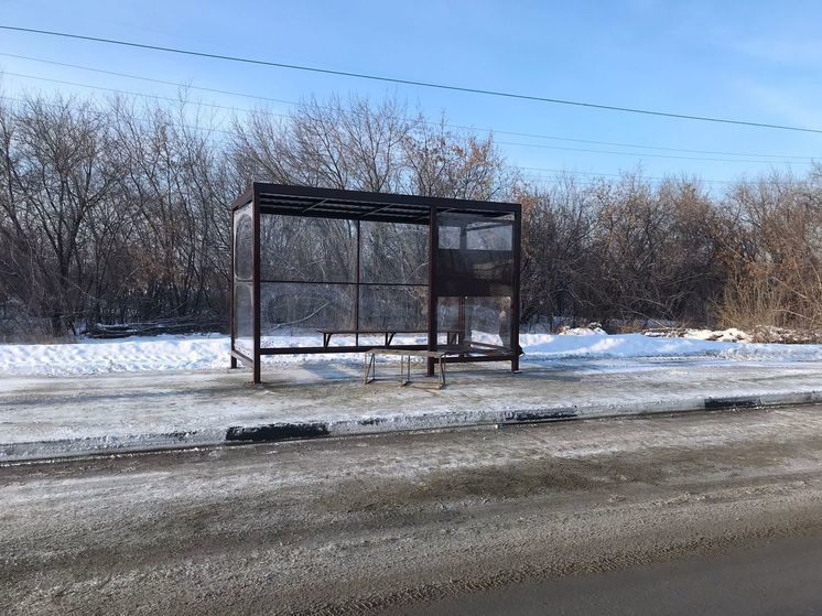 В Бердске начали установку новых прозрачных остановок