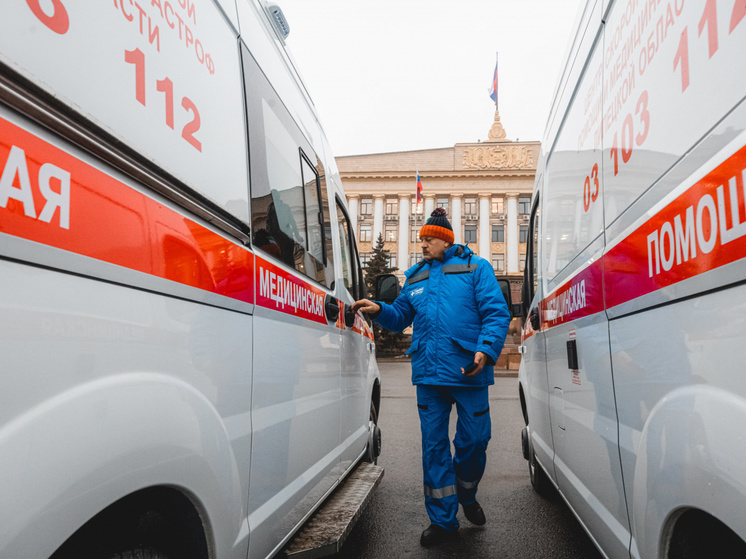 Губернатор Липецкой области вручил медикам новые автомобили скорой помощи