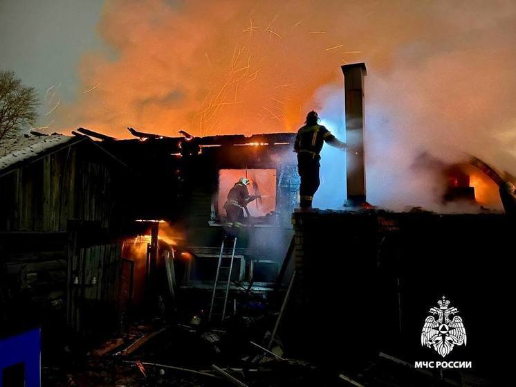 Дом в Вышнем Волочке, где бушует сильный пожар, подожгли: погибло четверо