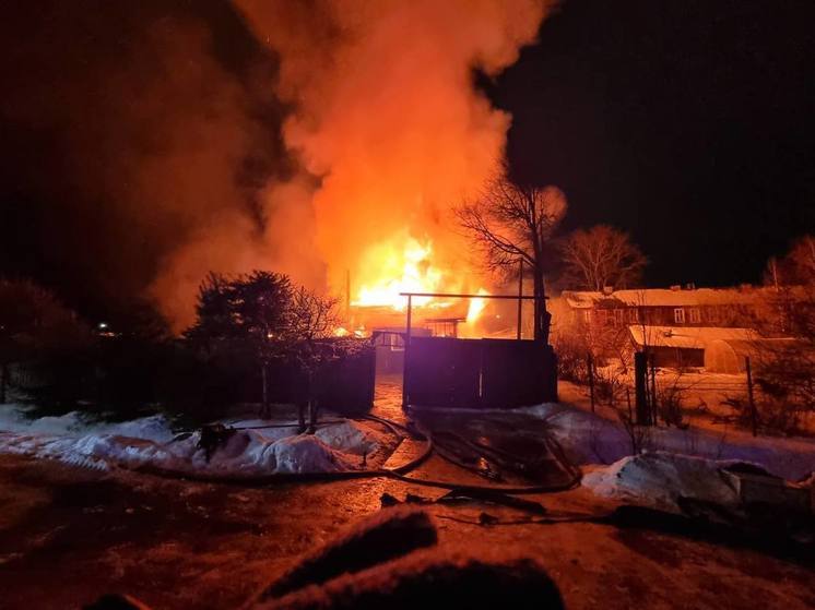 В Вышнем Волочке полыхает частный дом: есть пострадавшие
