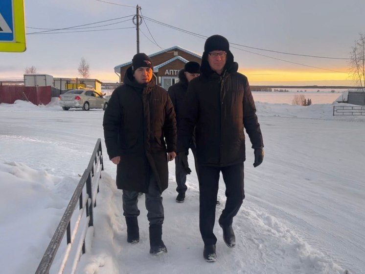 Глава Шурышкарского района проверил очистку тротуаров от снега после жалоб ямальцев