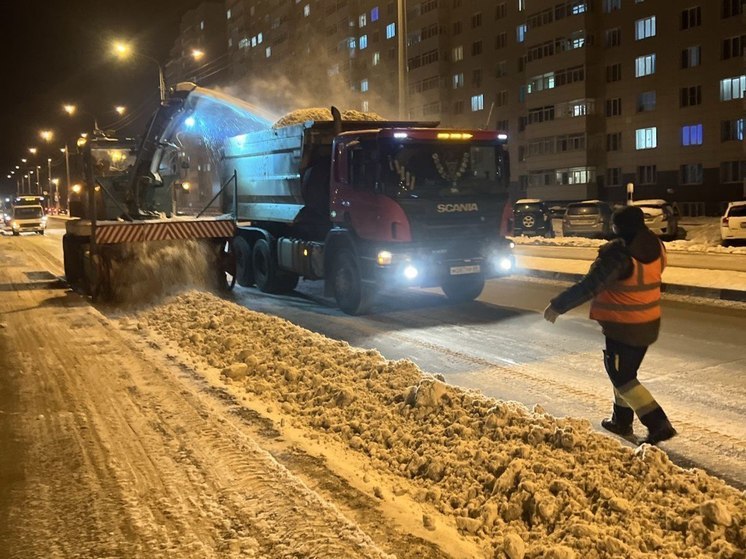 Южно-Сахалинск продолжают очищать от снега