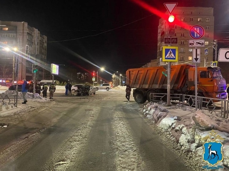 Три человека пострадали в ДТП с КамАЗом и иномаркой в Самаре вечером 23 декабря