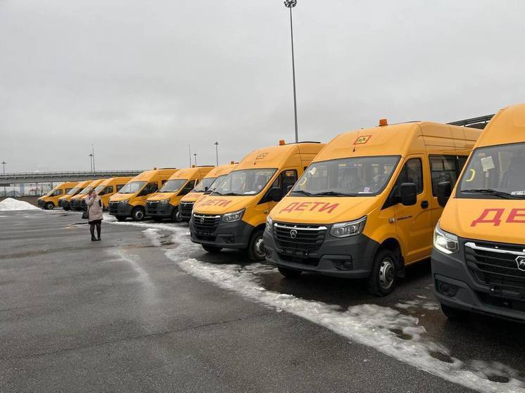 Школы Ленобласти получили в подарок 40 автобусов
