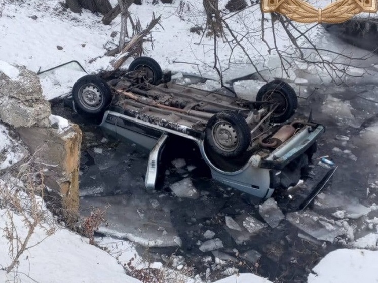 Под Вольском "Нива" с ребенком упала вниз крышей в водоем