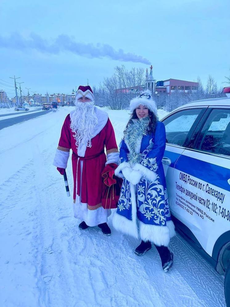 Безопасности на дорогах автомобилистам Салехарда пожелал полицейский Дед Мороз