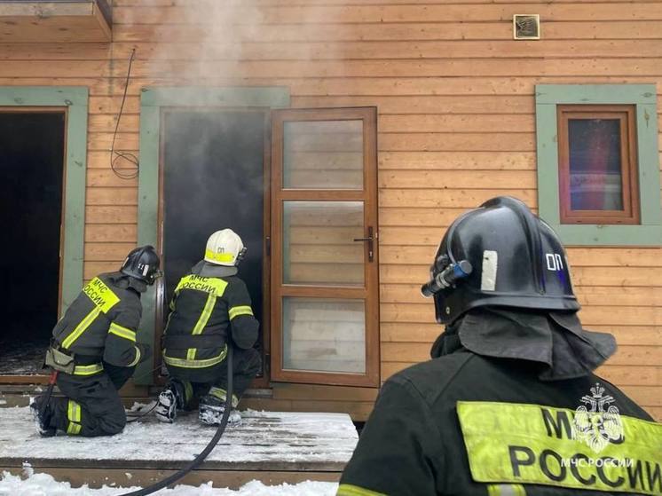 В Великом Новгороде спасли мужчину во время пожара