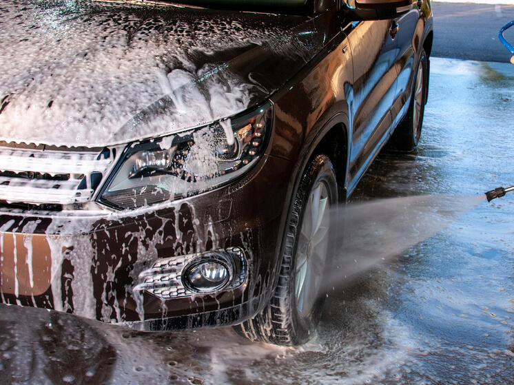 Эксперт Трушкова: мыть машину зимой необходимо для безопасности и предотвращения повреждений