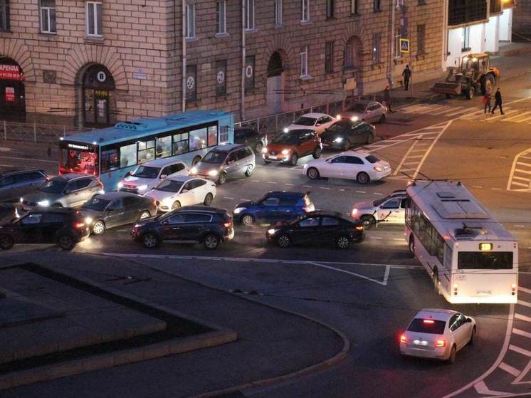 К вечеру в Петербурге образовались девятибалльные пробки с перекрытым КАД