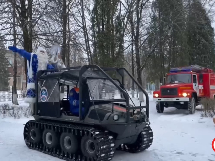 Донецких ребятишек в Волхове поздравили Дед Мороз и Снегурочка