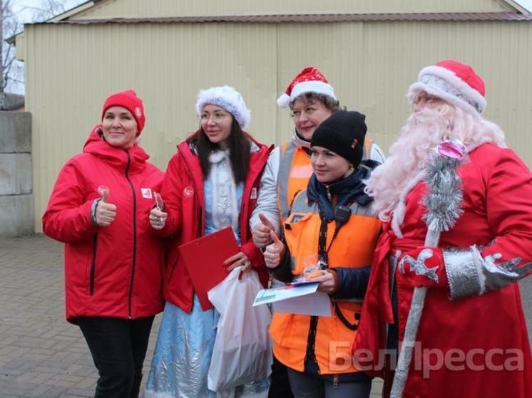 В Валуйках Дед Мороз и Снегурочка поздравили пассажиров поезда