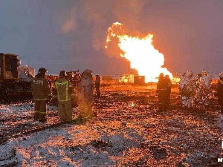 В Оренбуржье все еще горит нефтяная скважина в Асекеевском районе