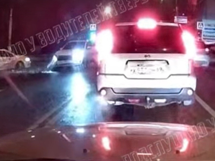 В сети появилось видео столкновения такси и паркетника в Твери