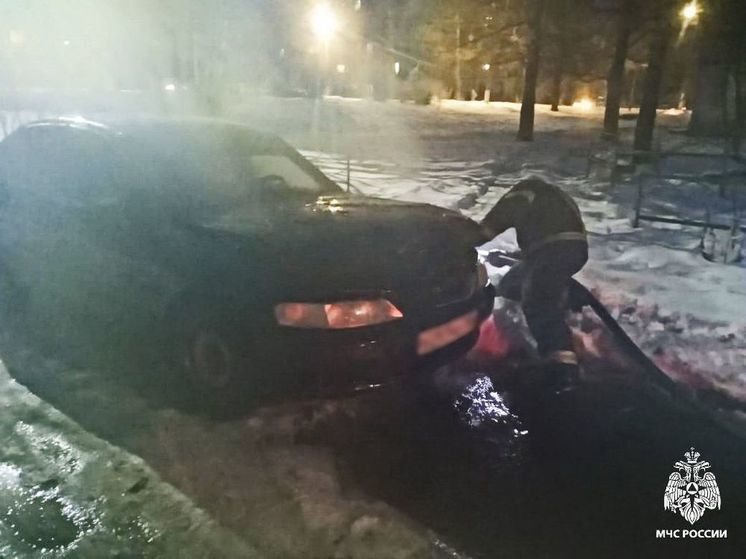 В центре Вязьмы горел припаркованный автомобиль