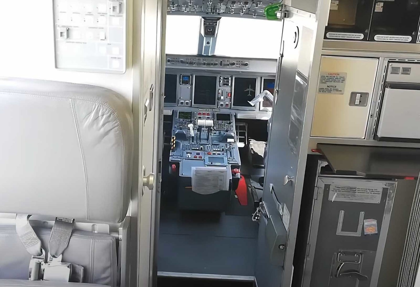 JUMP SEAT  