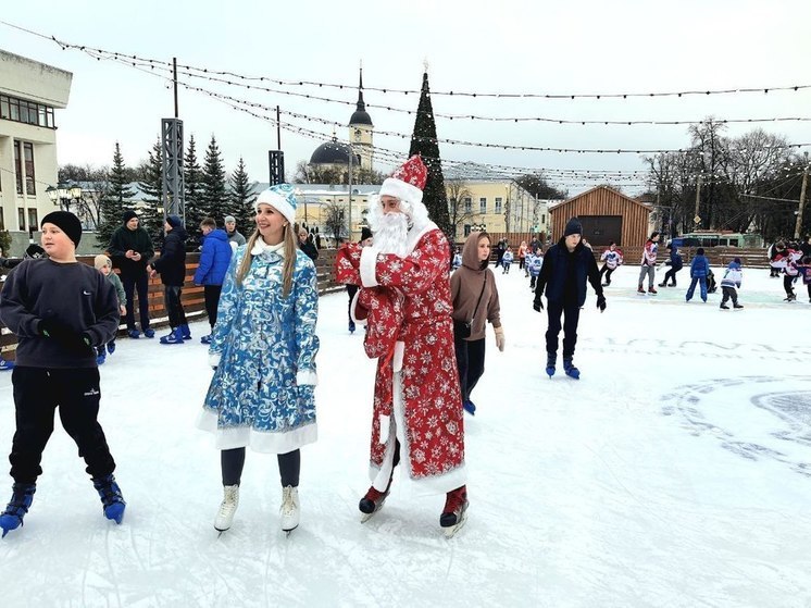 На радость ребятне: в Калуге открыли бесплатный каток