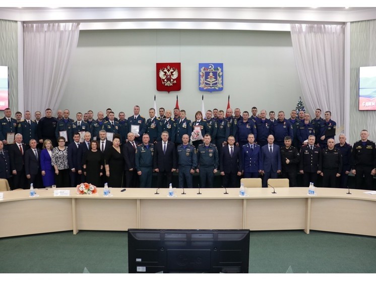 В преддверии профессионального праздника в Брянске чествовали спасателей