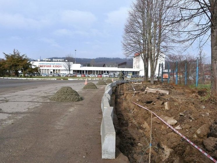 В Горячем Ключе облагораживают территорию возле ж/д вокзала