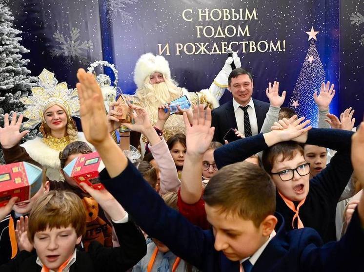 Врио главы Тамбовской области вместе с детьми загадал желание у новогодней ёлки
