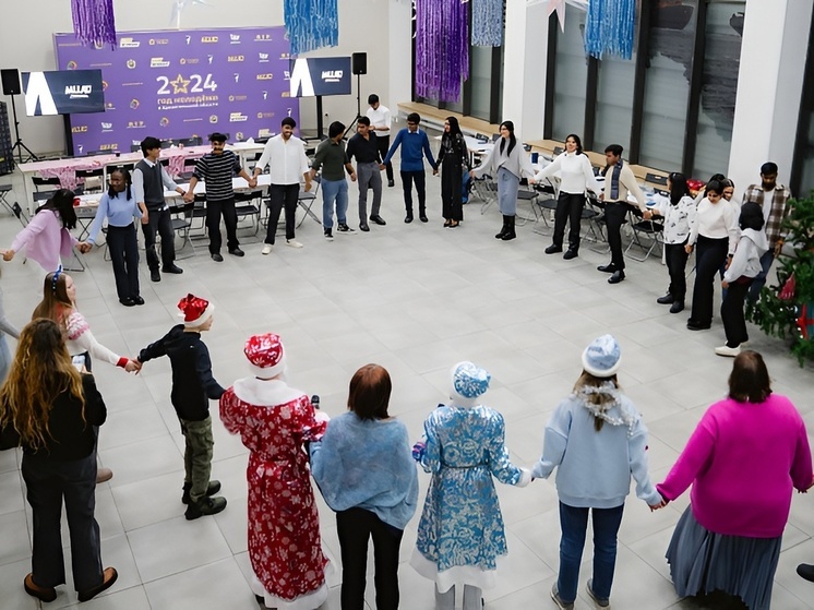 Участники международного клуба познакомились с новогодними традициями