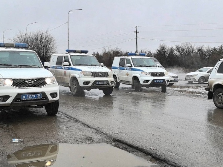 В Волгограде силовики вручили повестки уклонистам от военной службы