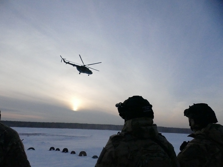 В полной боевой экипировке: спецназ томской Росгвардии отработал элементы десантирования в сложных метеоусловиях